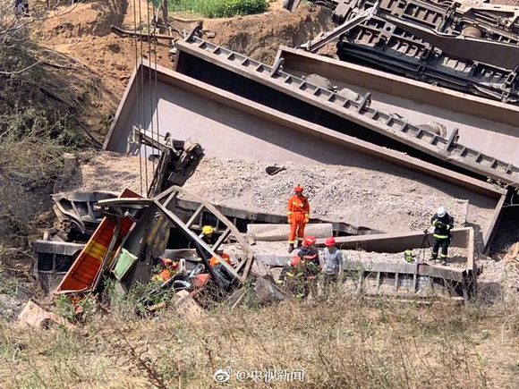 剎車失靈導致貨車脫軌.jpg 剎車失靈導致貨車脫軌.jpg