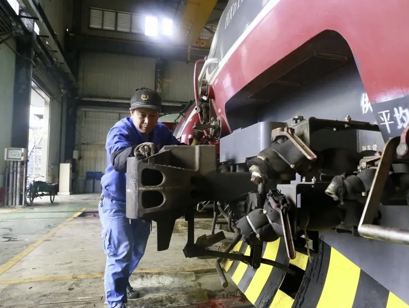 為“護(hù)手”，車鉤檢修員每天敲測(cè)400個(gè)車廂