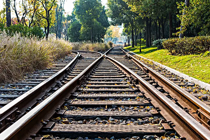 為什么鐵軌底下要鋪石頭呢