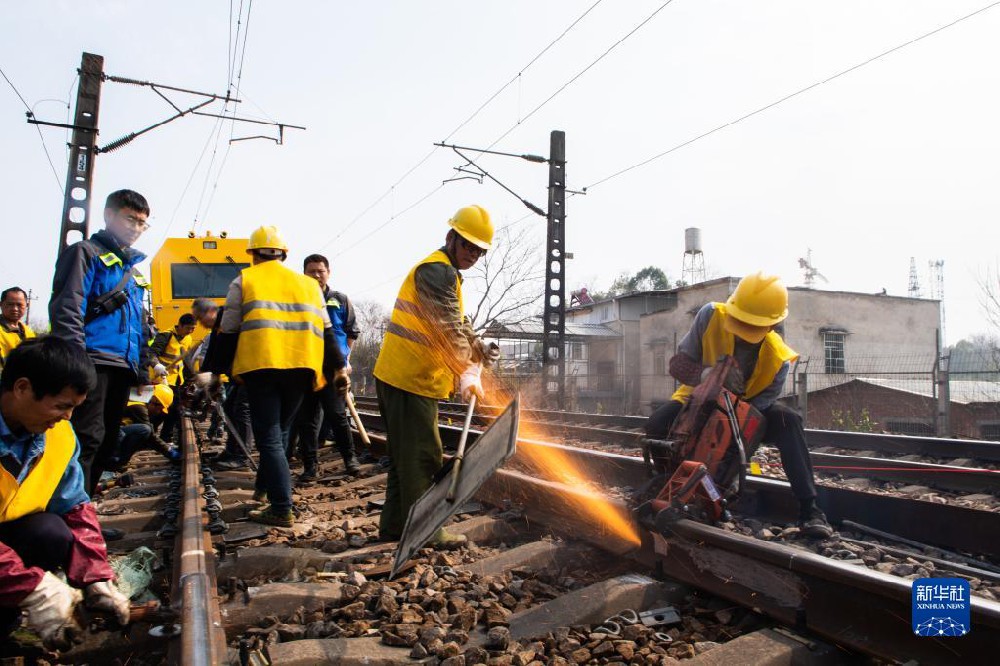 鐵路工人熱火朝天換軌施工忙