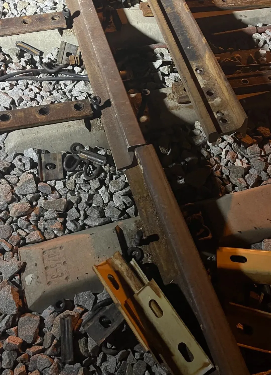 1700014692212597.jpg 換軌作業(yè)中的鋼軌與配件