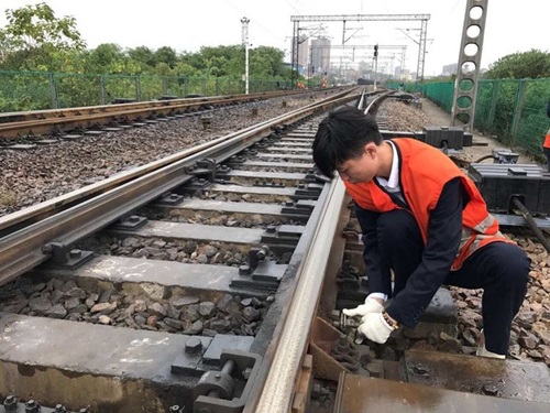 1703814292119508.jpg 道岔鉤鎖器的安裝1