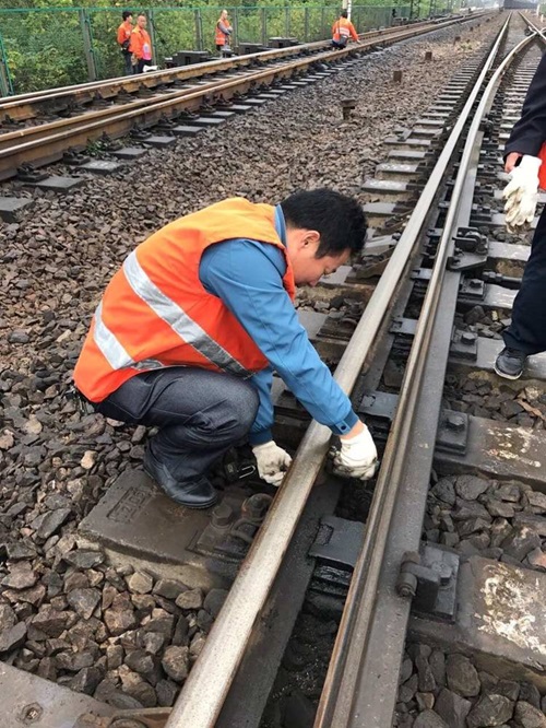 1703814303132948.jpg 道岔鉤鎖器的安裝2