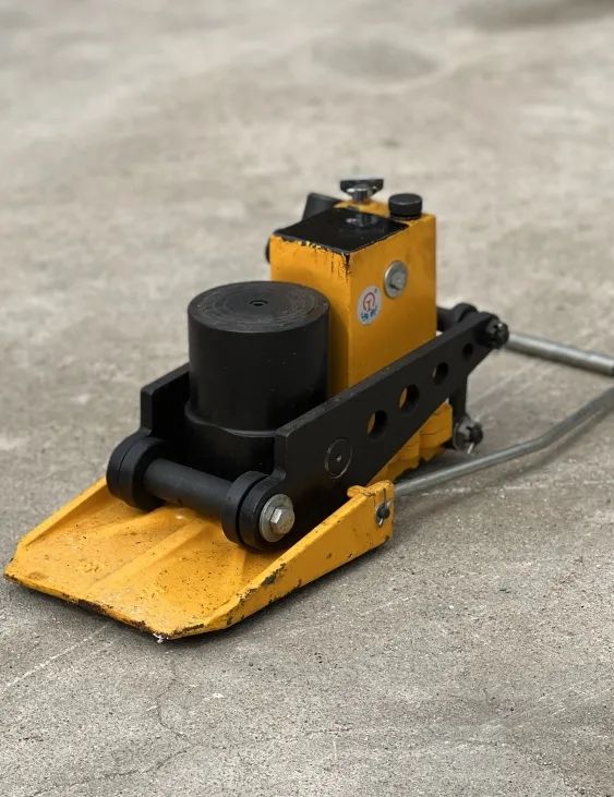 1725844238209741.jpg 液壓起道器