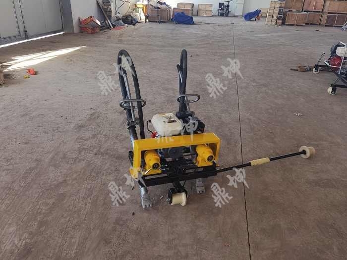 ND-4.2×2型內燃軟軸高頻搗固機