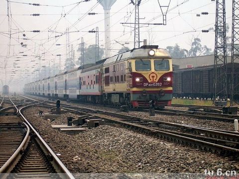 東風4DF（DF4DF）帶機供的客運內燃機車