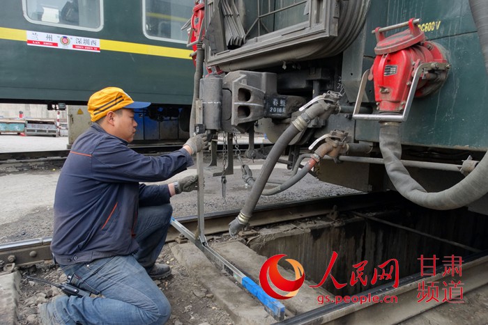 職工在測(cè)量車鉤高度