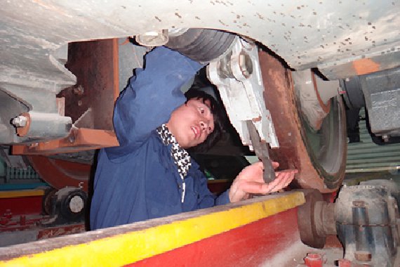 淺析鐵路貨車列檢現場作業閘瓦及閘瓦插銷檢查