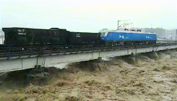 重載列車上橋壓梁